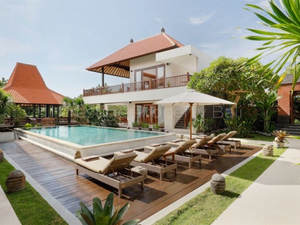 Luxe 9-Bed Villa: Ultimate Retreat in Canggu Shortcut